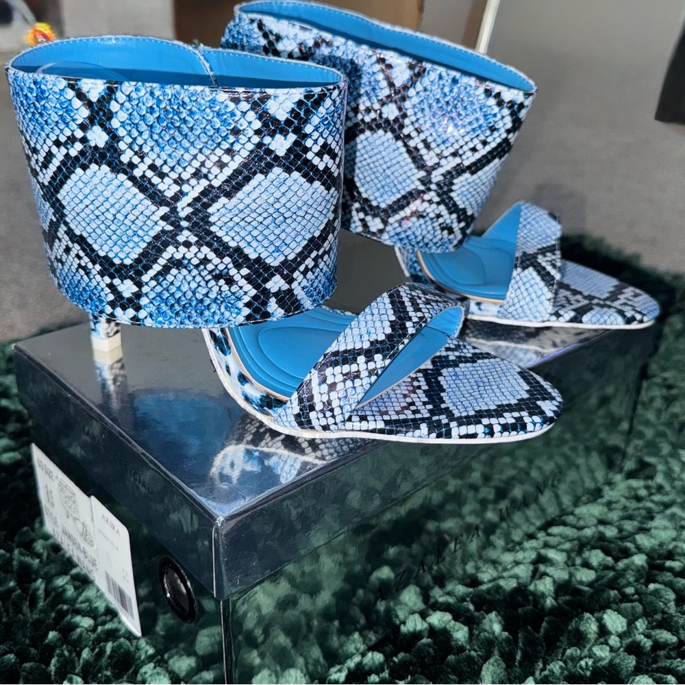 Elegant Blue Snakeskin Pattern Heels